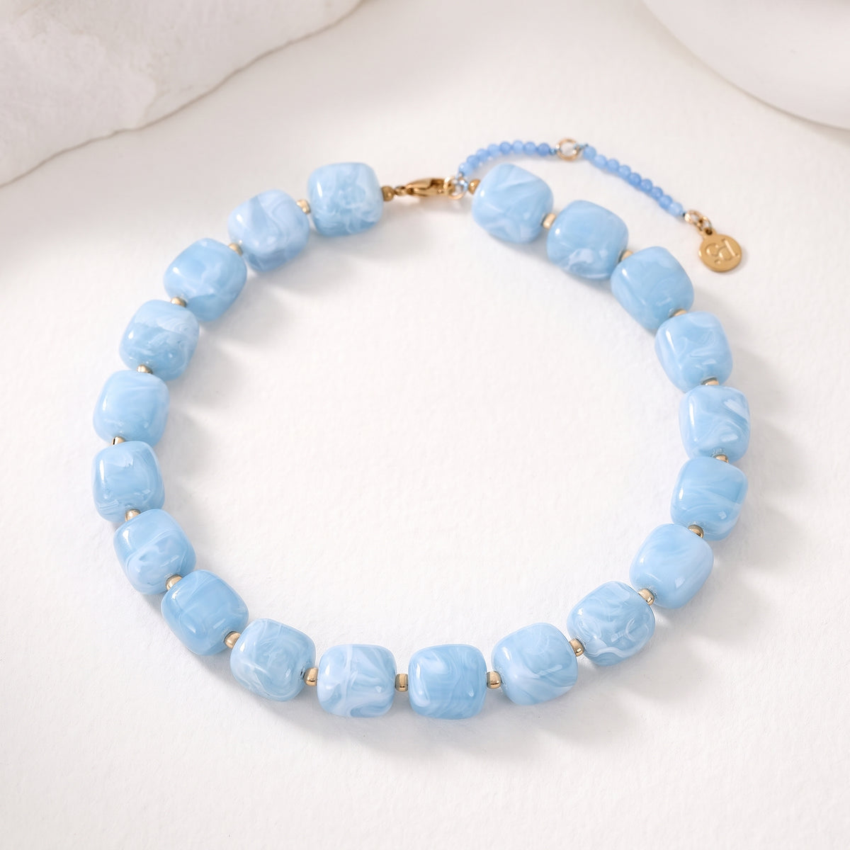 Collar de cuentas cuadradas gruesas azul claro