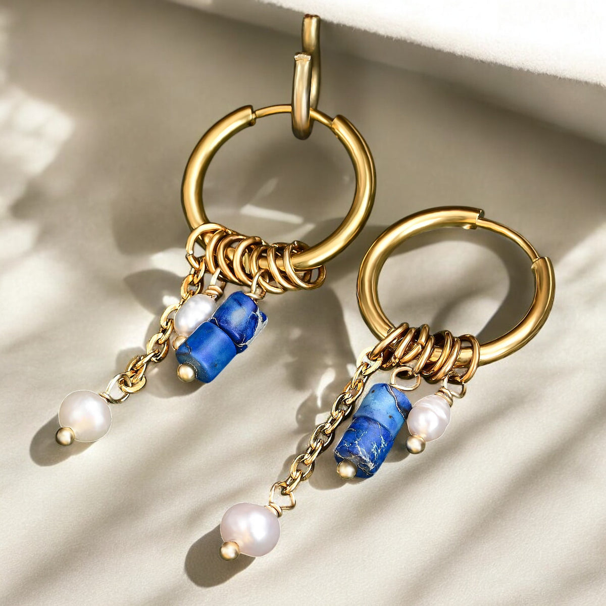 Pendientes de aro con colgante de flor de lapislázuli dorado