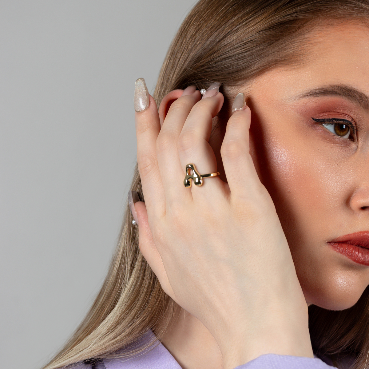 Anillo Inicial de Letras de Burbuja con Brillo Dorado