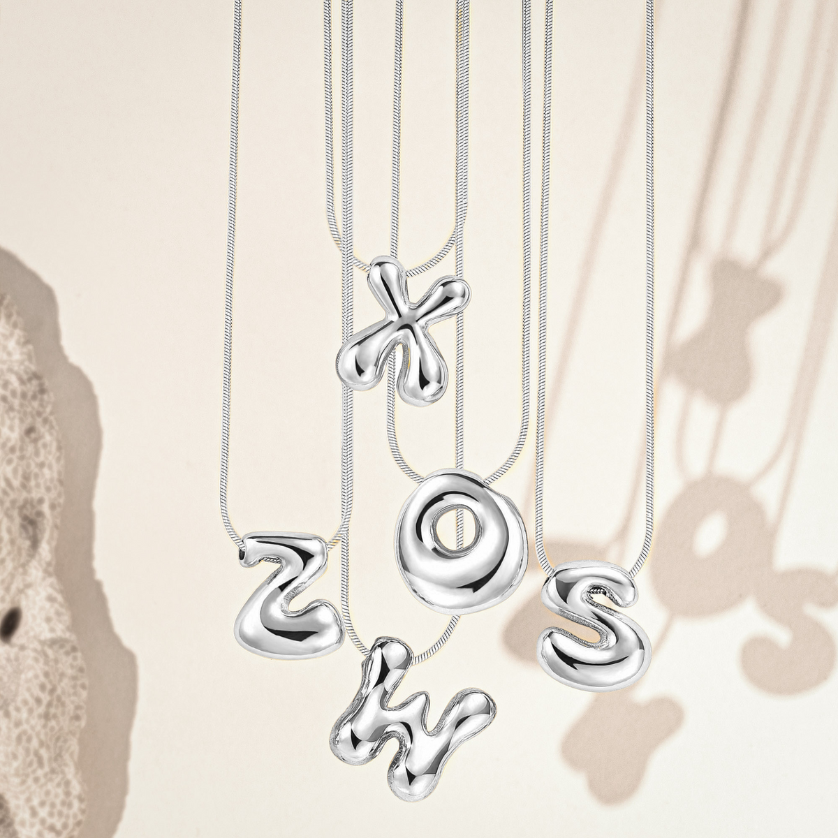 Collar con inicial en letra burbuja de brillo plateado