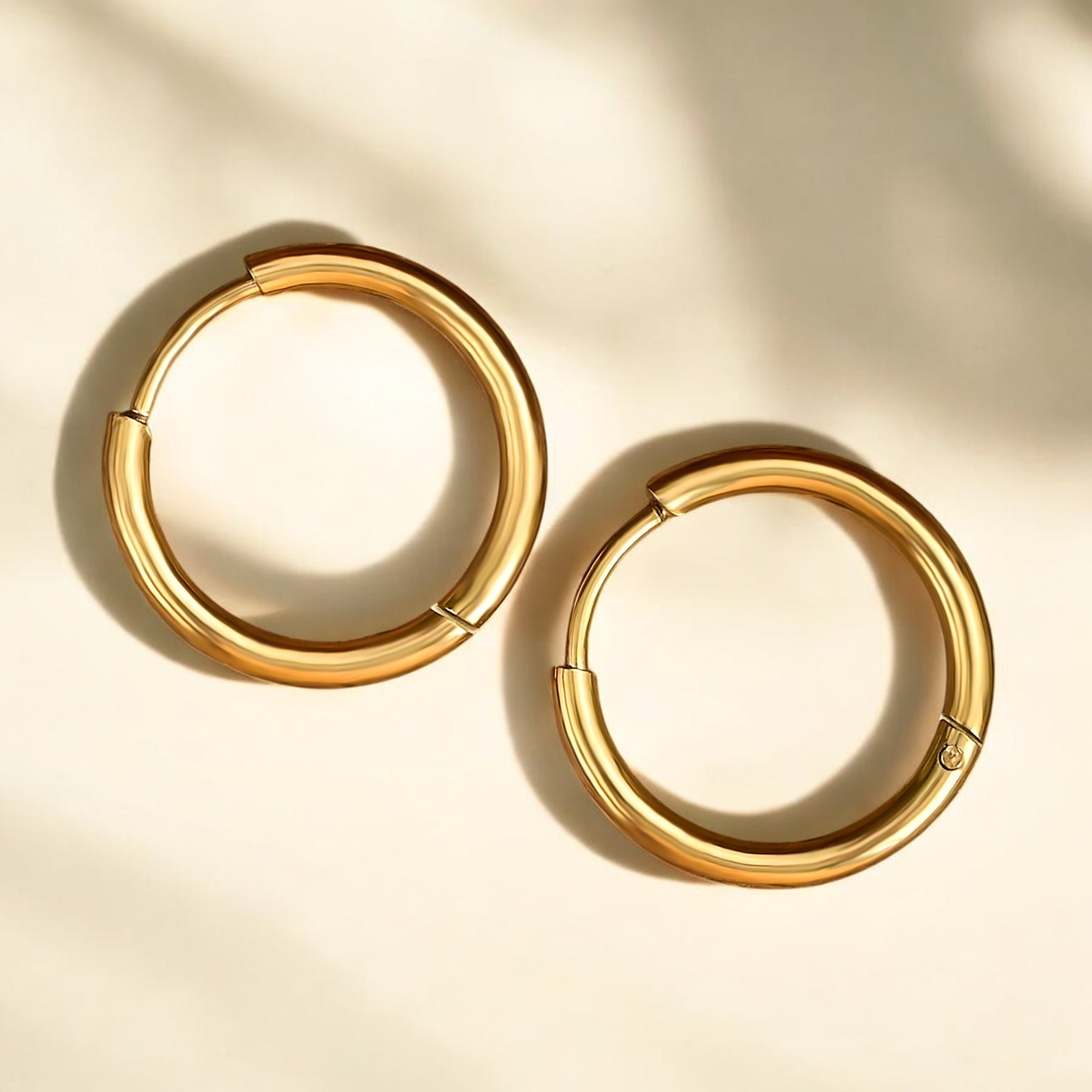 Pendientes de aro dorados brillantes