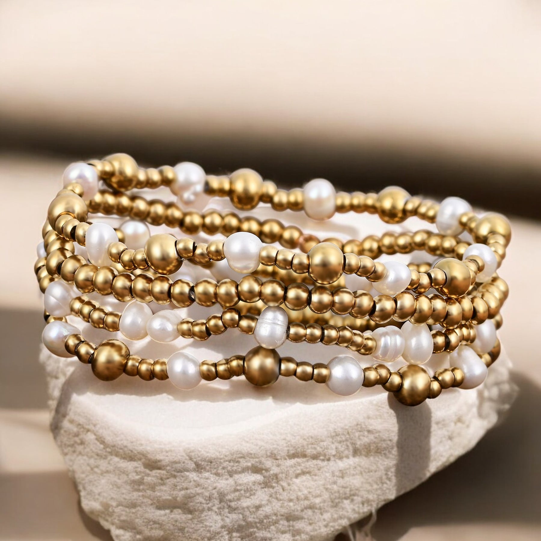 Conjunto de pulsera de perlas con brillo dorado