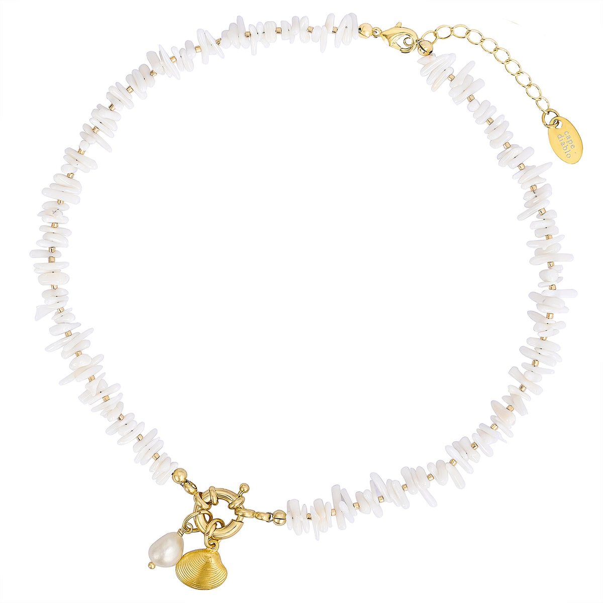 Collar de perlas con conchas costeras