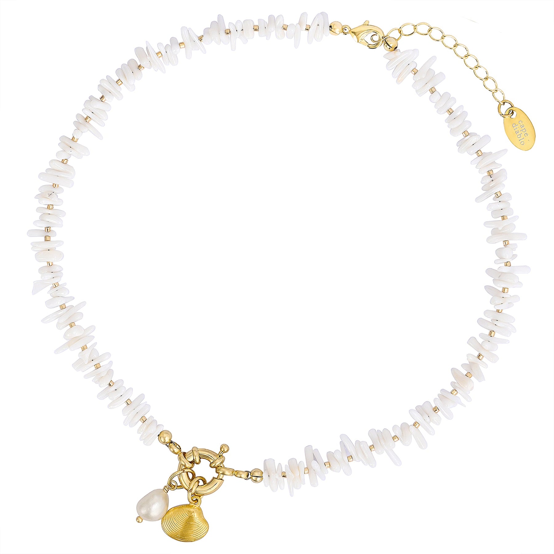Collar de perlas con conchas costeras
