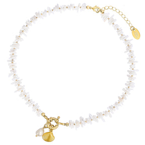 Collar de perlas con conchas costeras