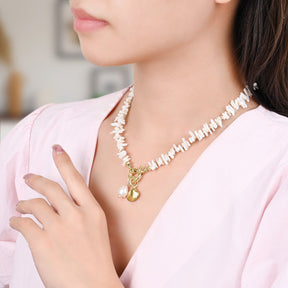Collar de perlas con conchas costeras