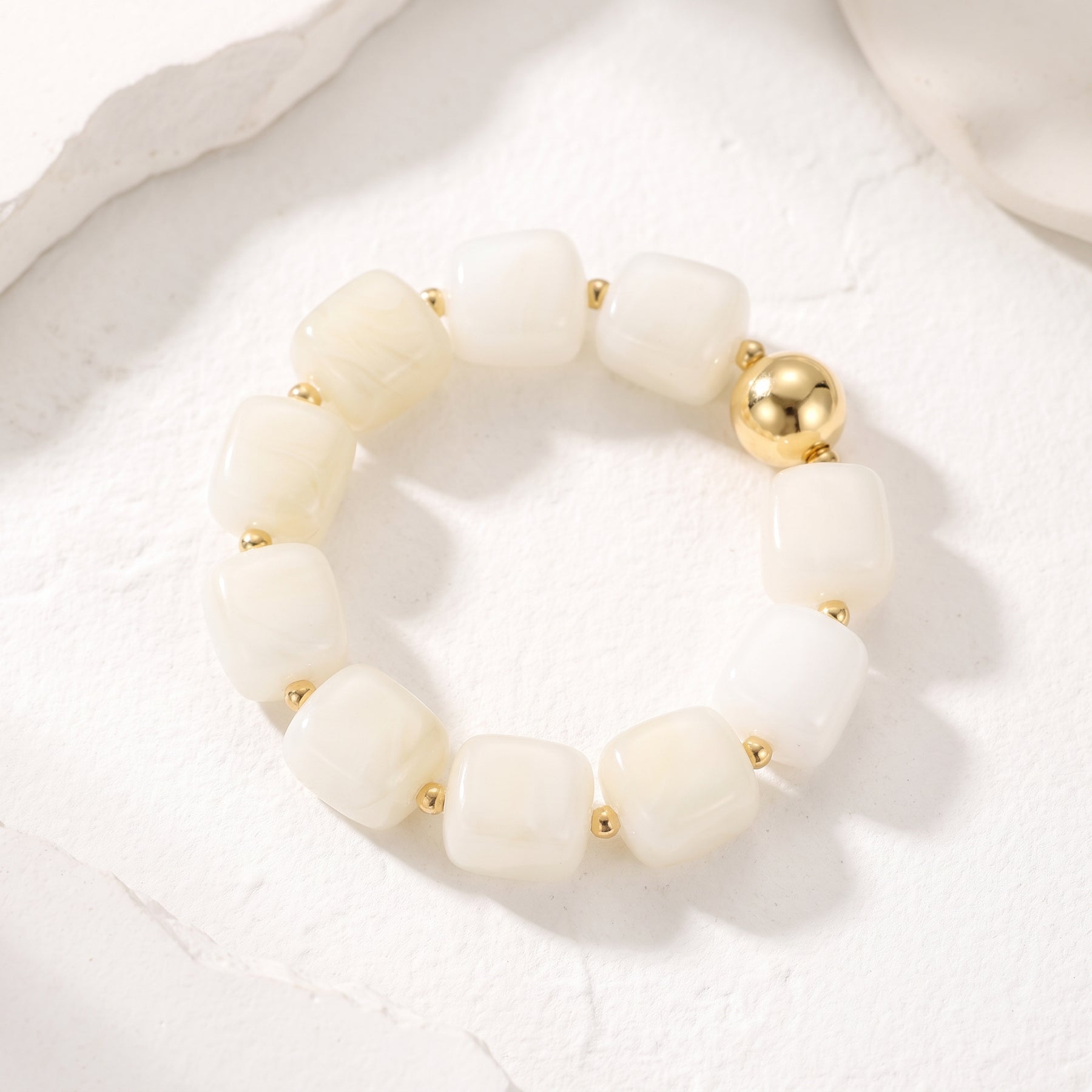 Pulsera gruesa de marfil iluminada por la luna