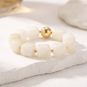 Pulsera gruesa de marfil iluminada por la luna