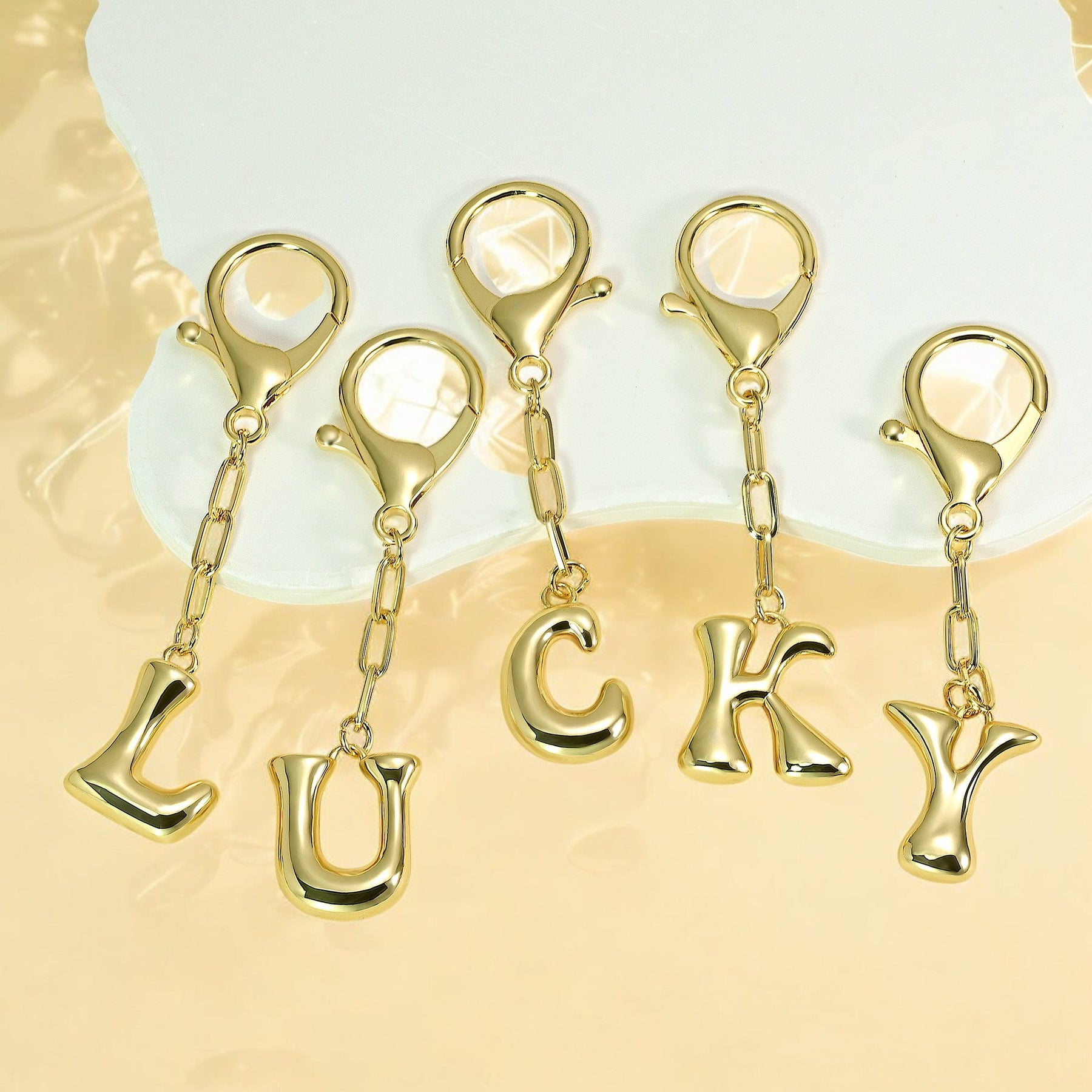 Llavero de letra inicial burbuja y charm para bolso