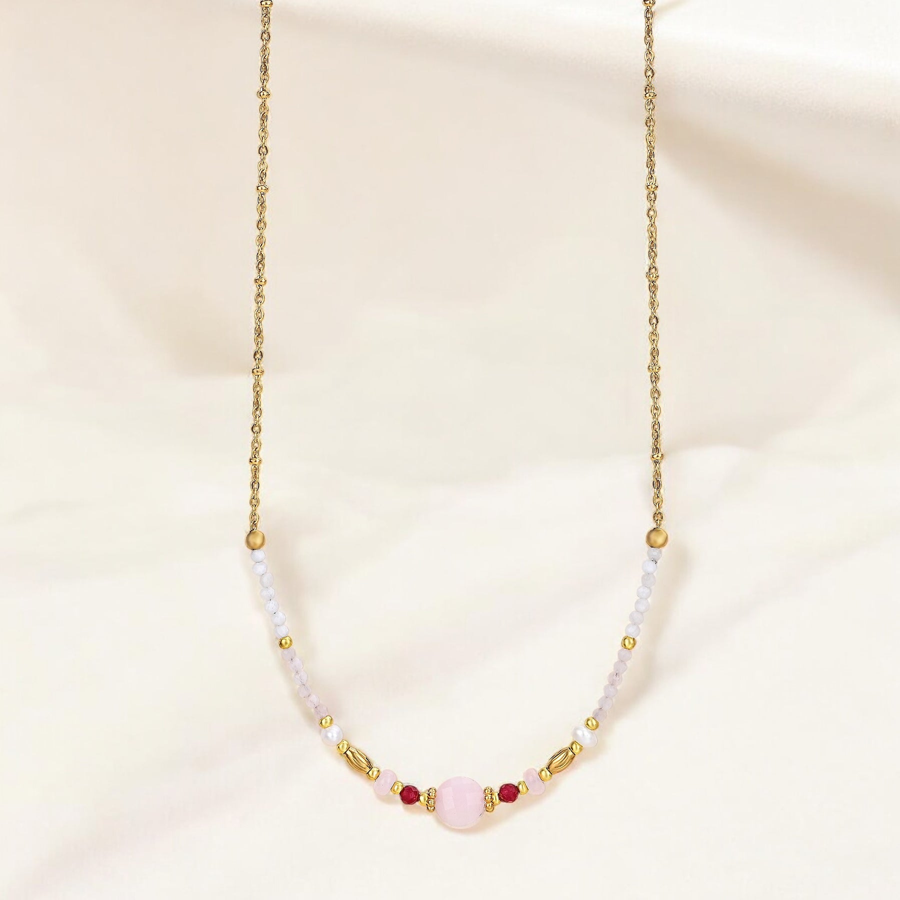 Collar de Cuarzo Rosa a la Luz de la Luna