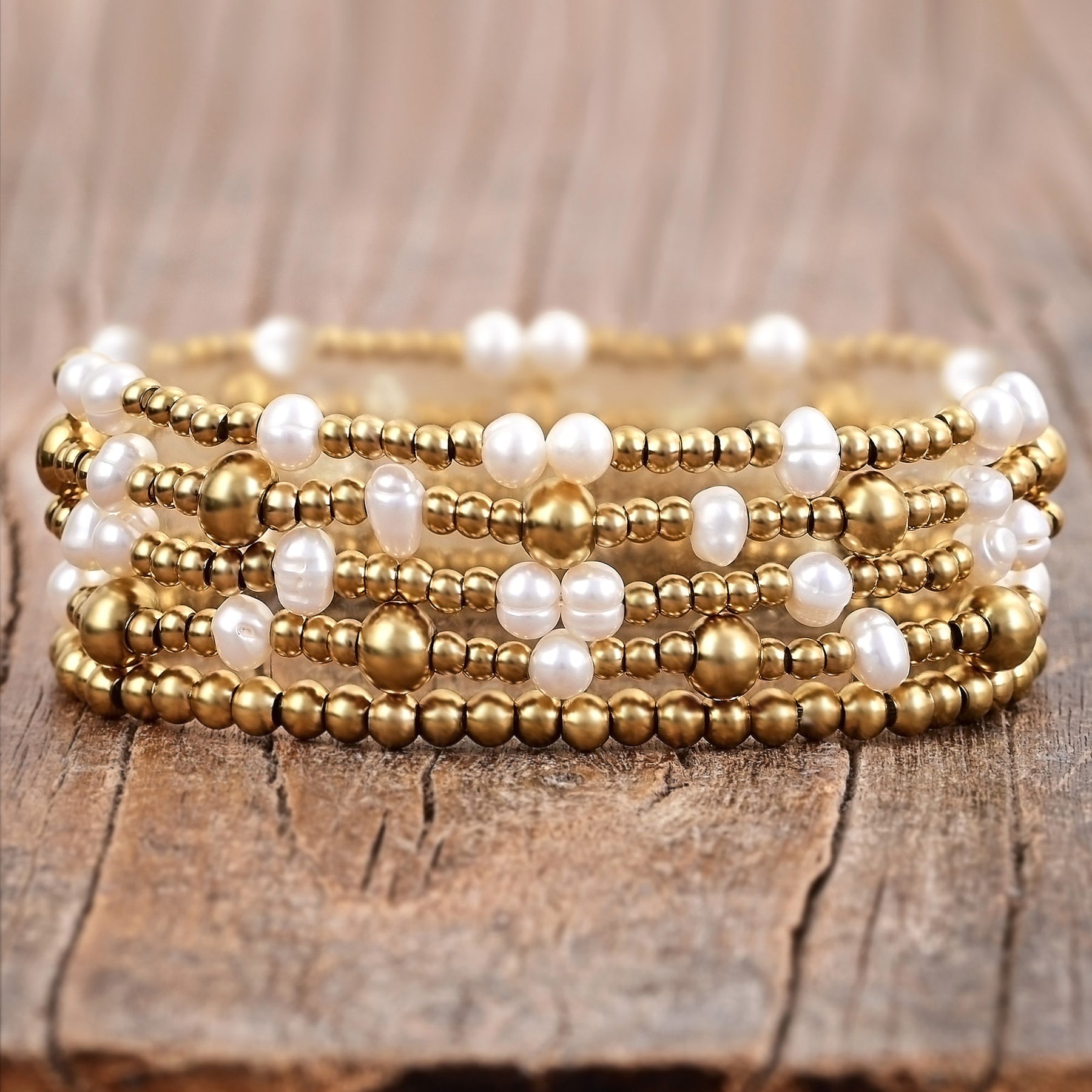 Conjunto de pulseras de perlas doradas brillantes