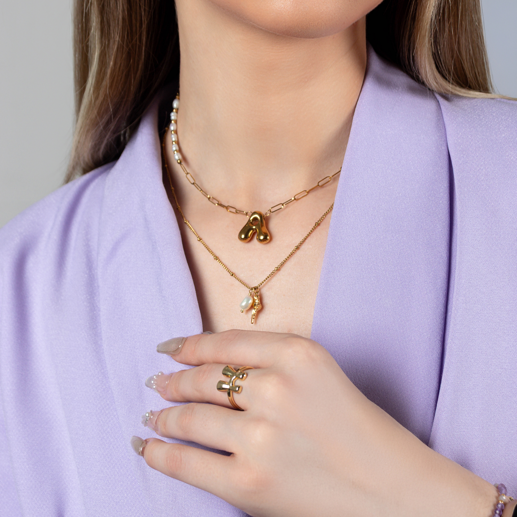 Collar con inicial de burbuja con brillo dorado