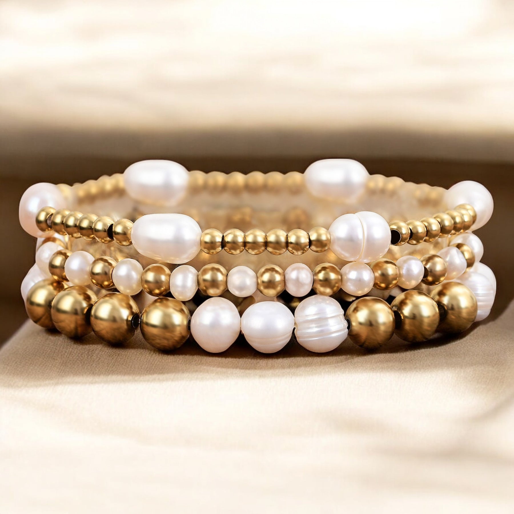 Conjunto de pulseras de perlas de agua dulce doradas