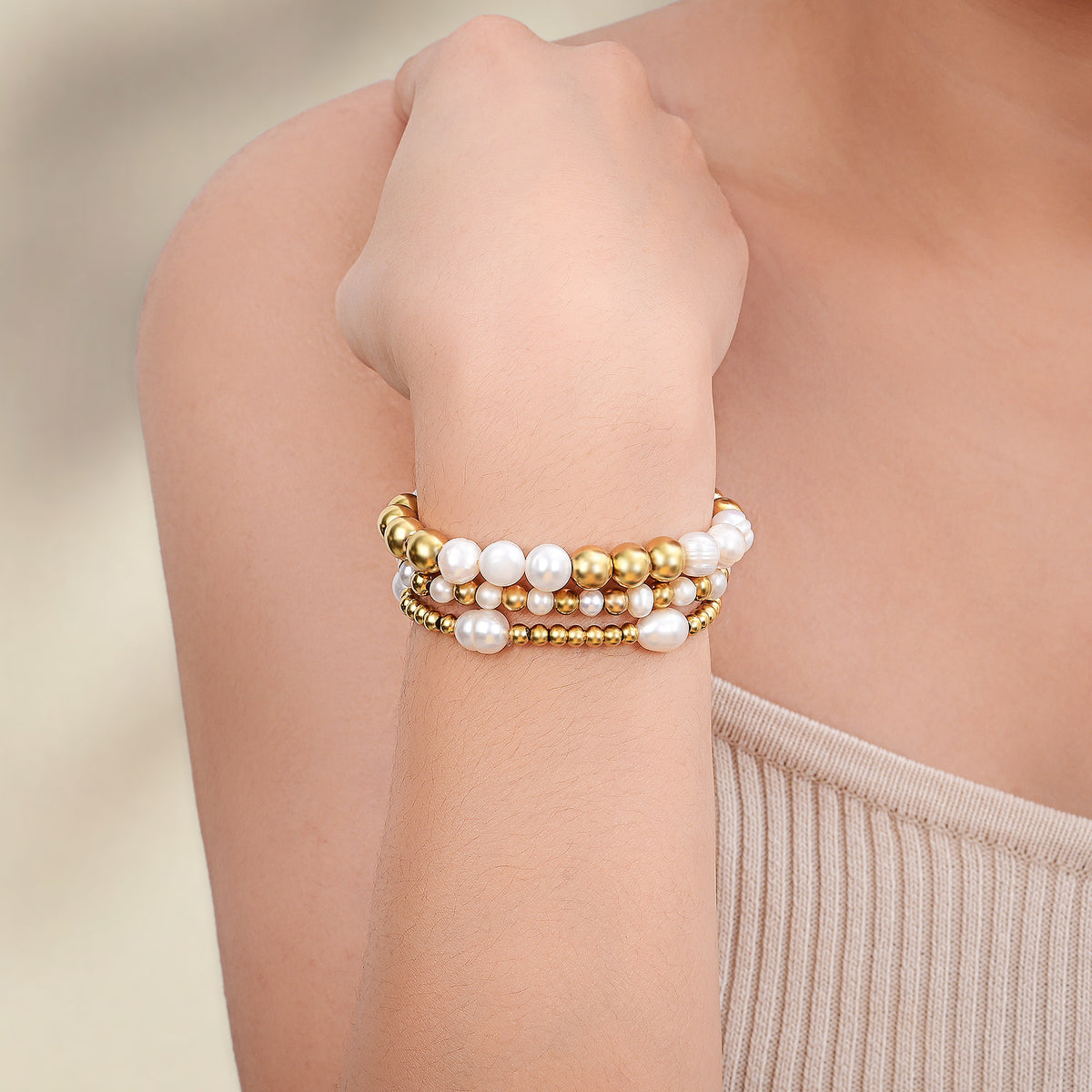 Conjunto de pulseras de perlas de agua dulce doradas