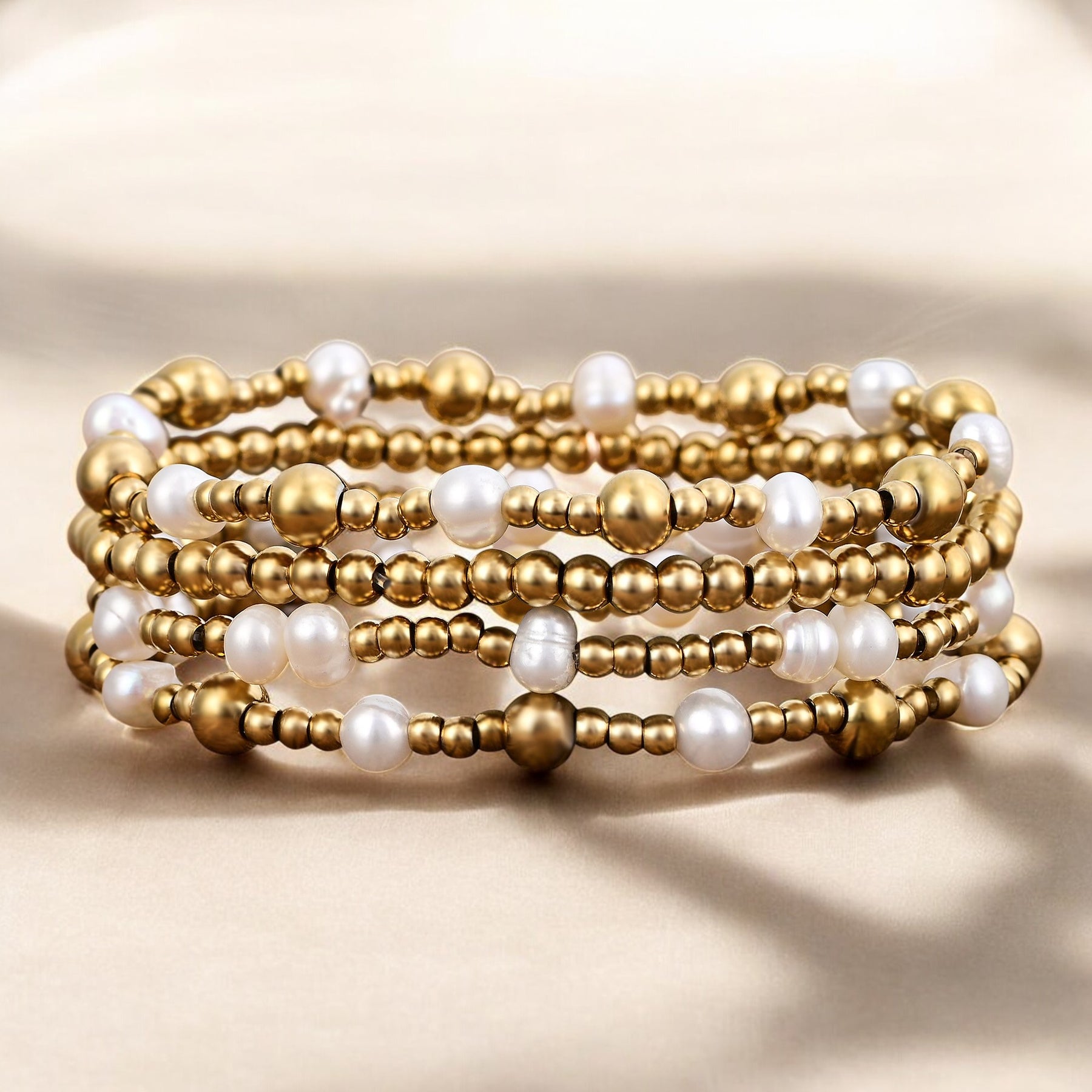 Conjunto de pulsera de perlas con brillo dorado