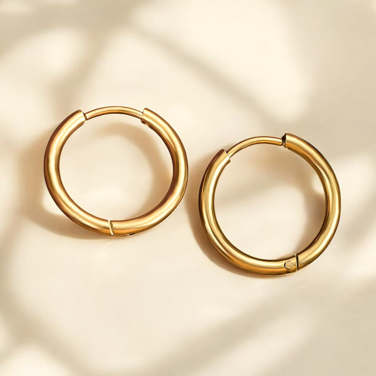 Pendientes de aro dorados brillantes