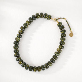 Collar grueso verde resplandor del bosque
