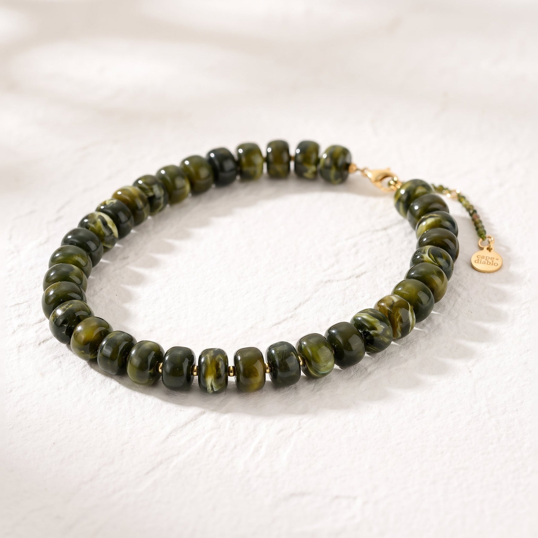Collar grueso verde resplandor del bosque