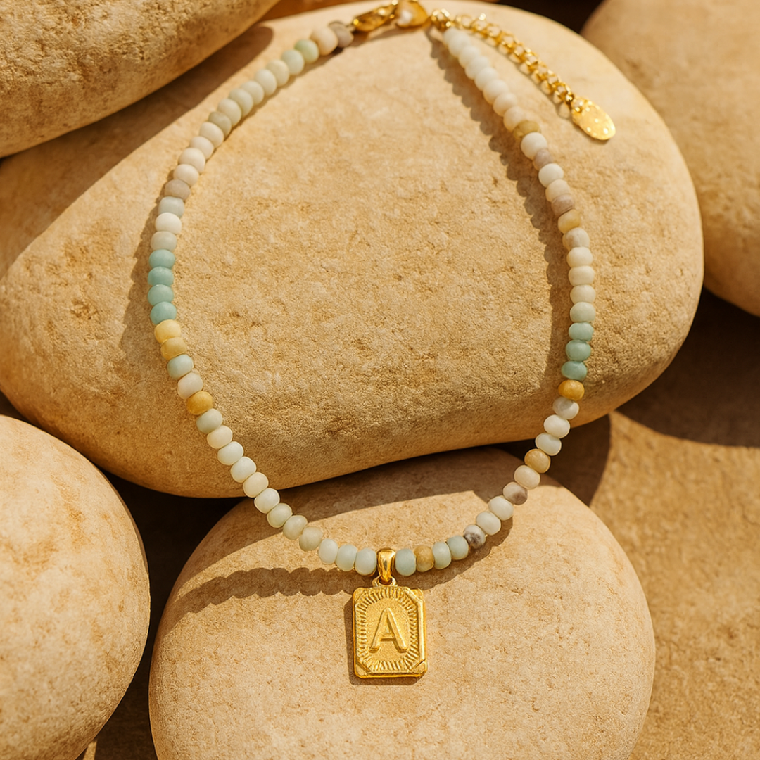 Collar con colgante de letra inicial de amazonita