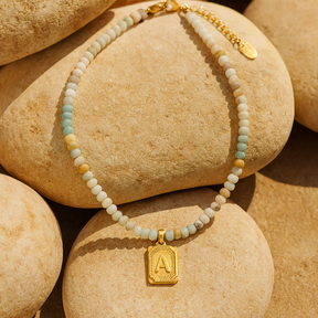 Collar con colgante de letra inicial de amazonita