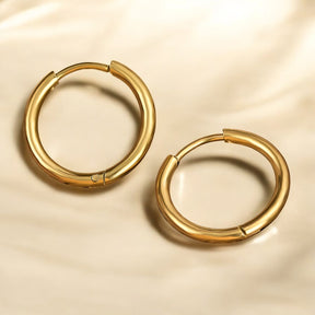 Pendientes de aro dorados brillantes