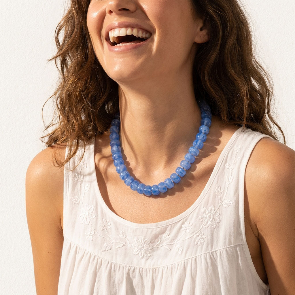 Collar azul de horizonte voluminoso