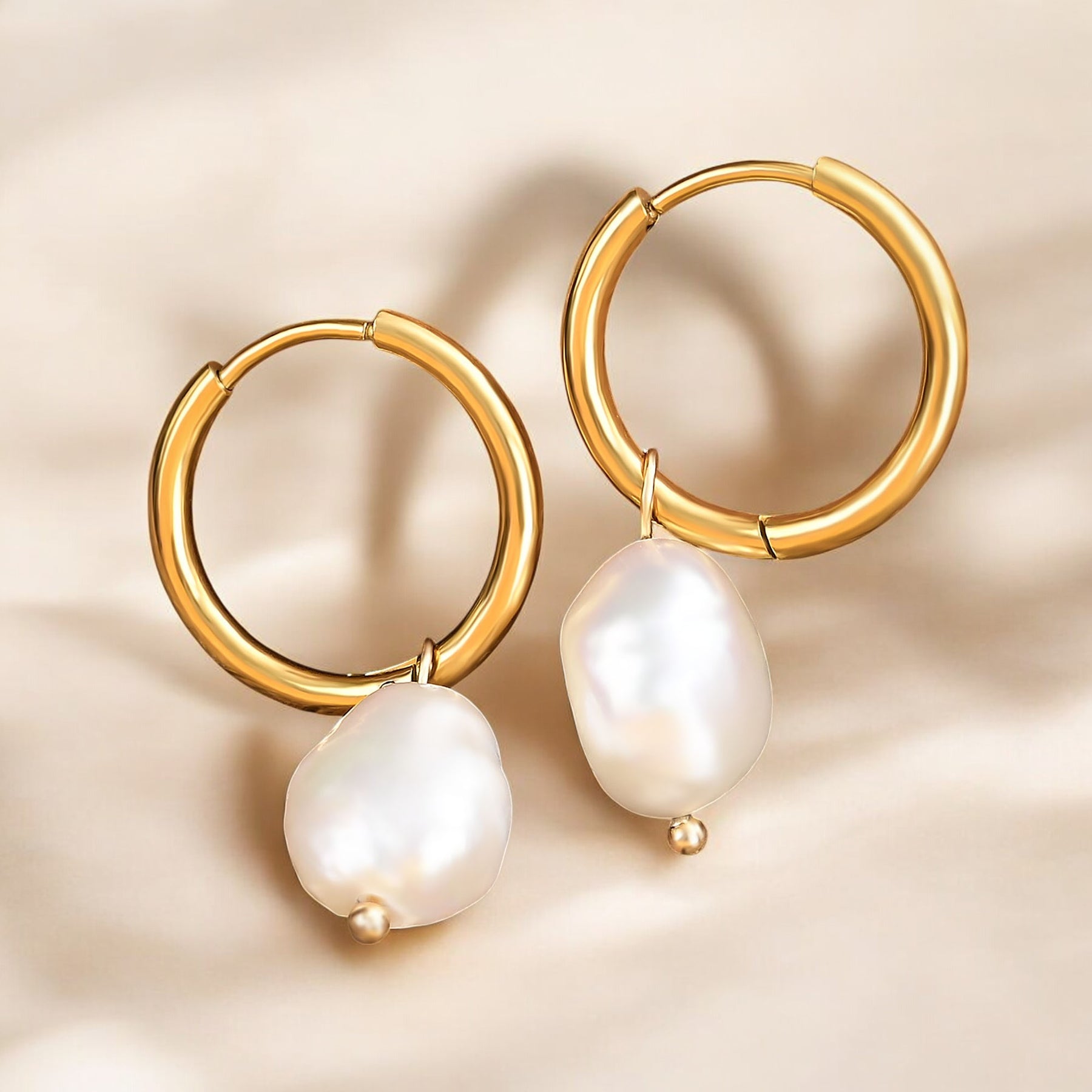 Pendientes de aro con dije de perla