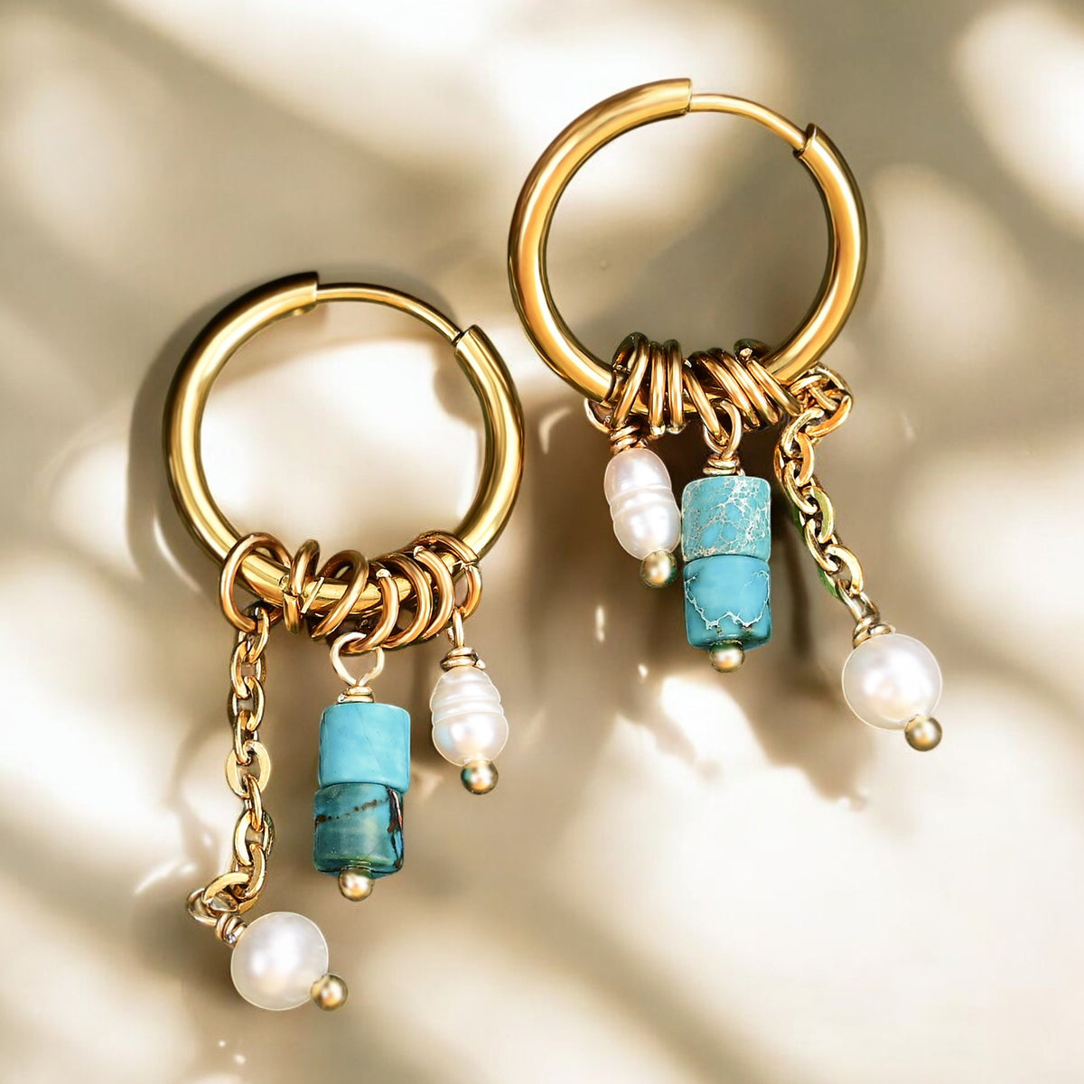 Pendientes de aro con gota de flor en cielo dorado