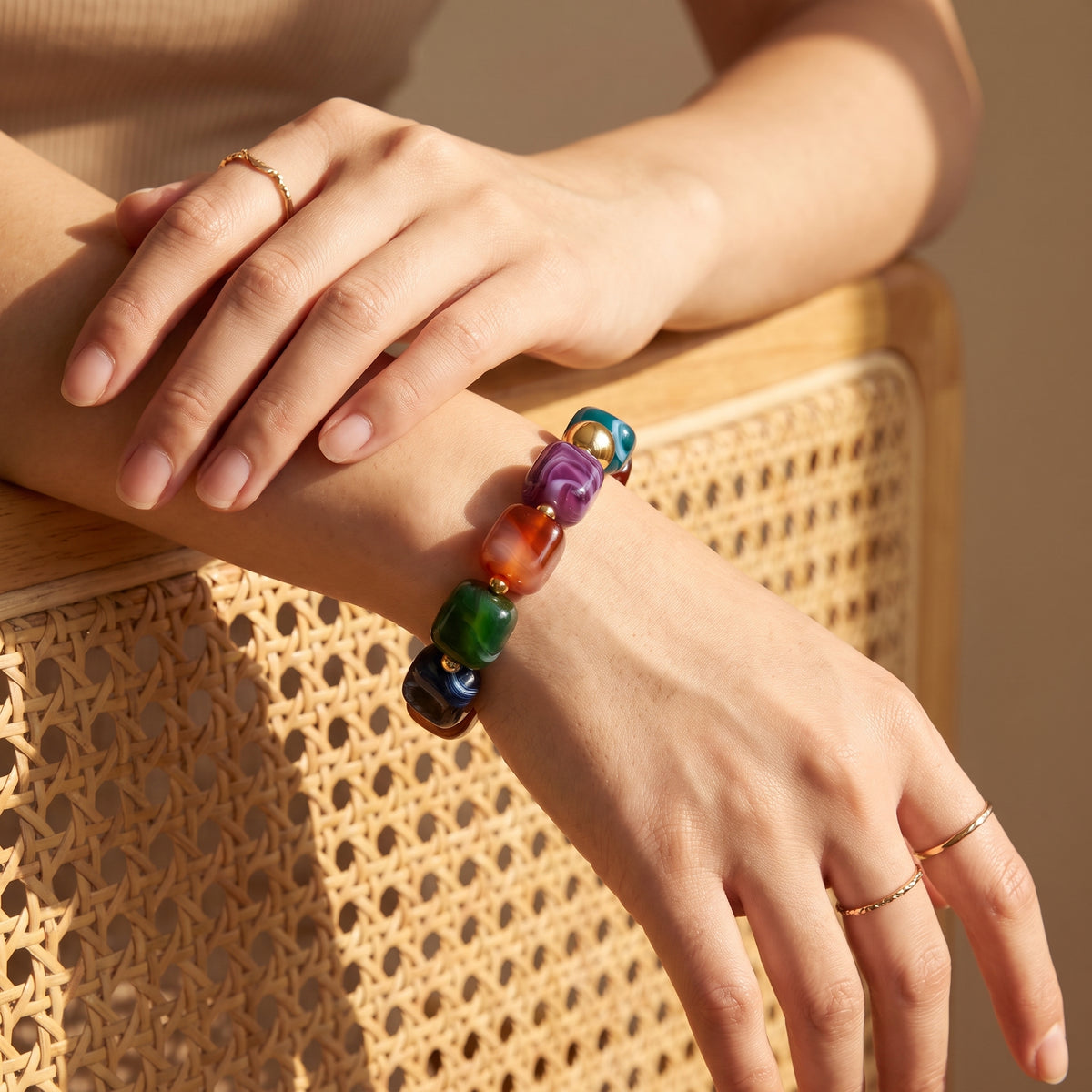 Pulsera gruesa de cuentas multicolores místicas