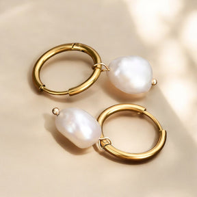 Pendientes de aro con dije de perla
