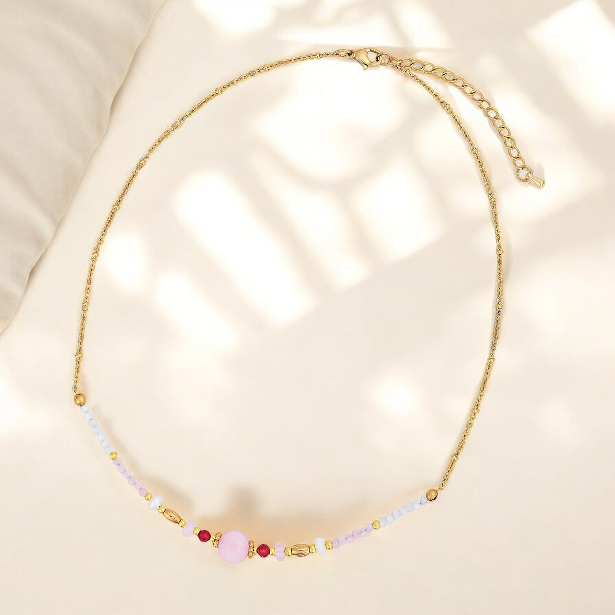 Collar de Cuarzo Rosa a la Luz de la Luna