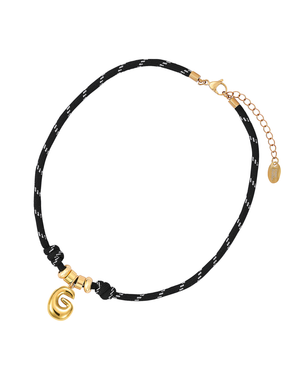 Collar de cuerda con letras burbuja doradas