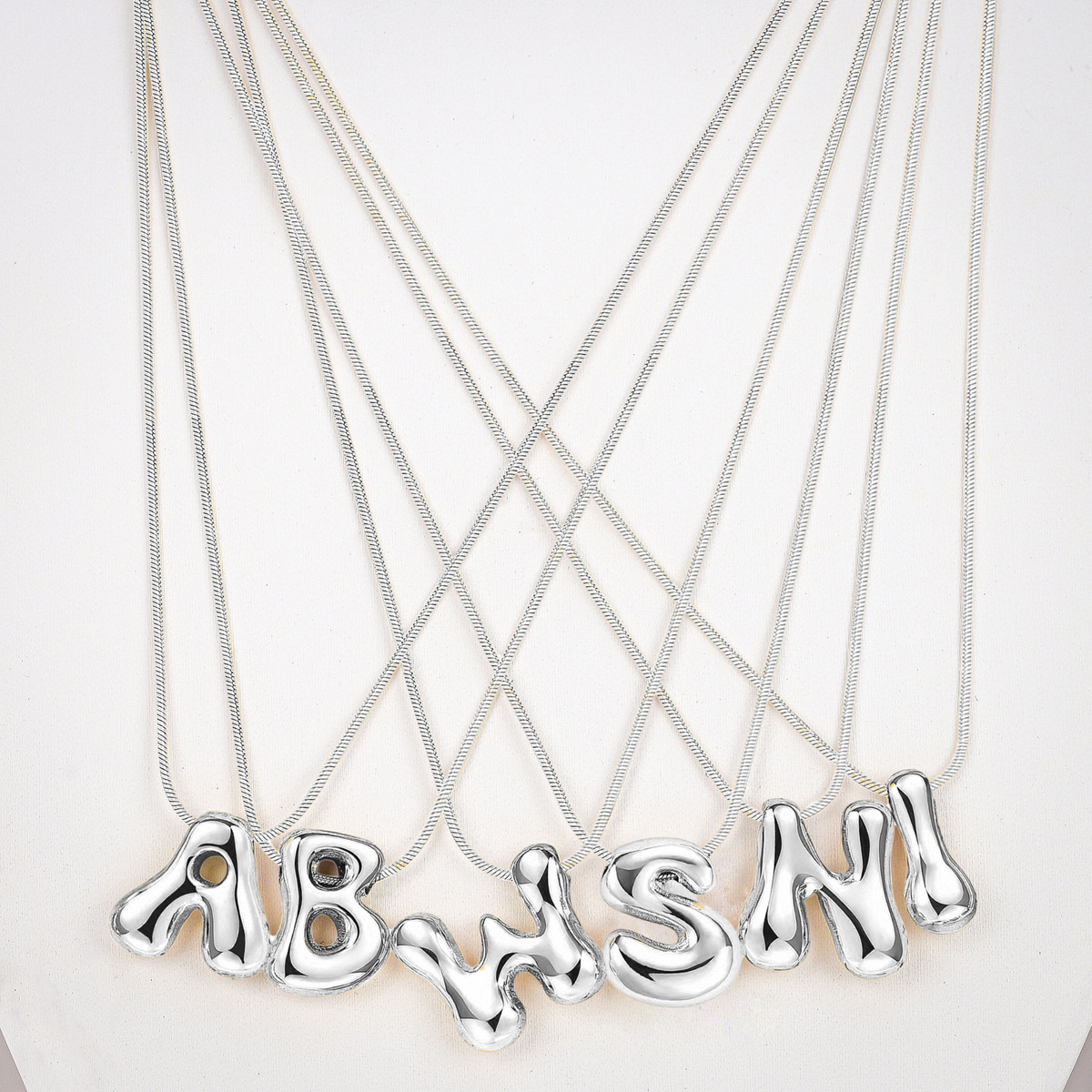 Collar con inicial de burbuja con brillo dorado