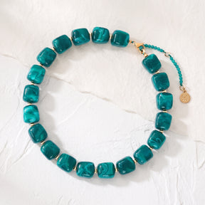 Collar de cuentas cuadradas gruesas azul claro