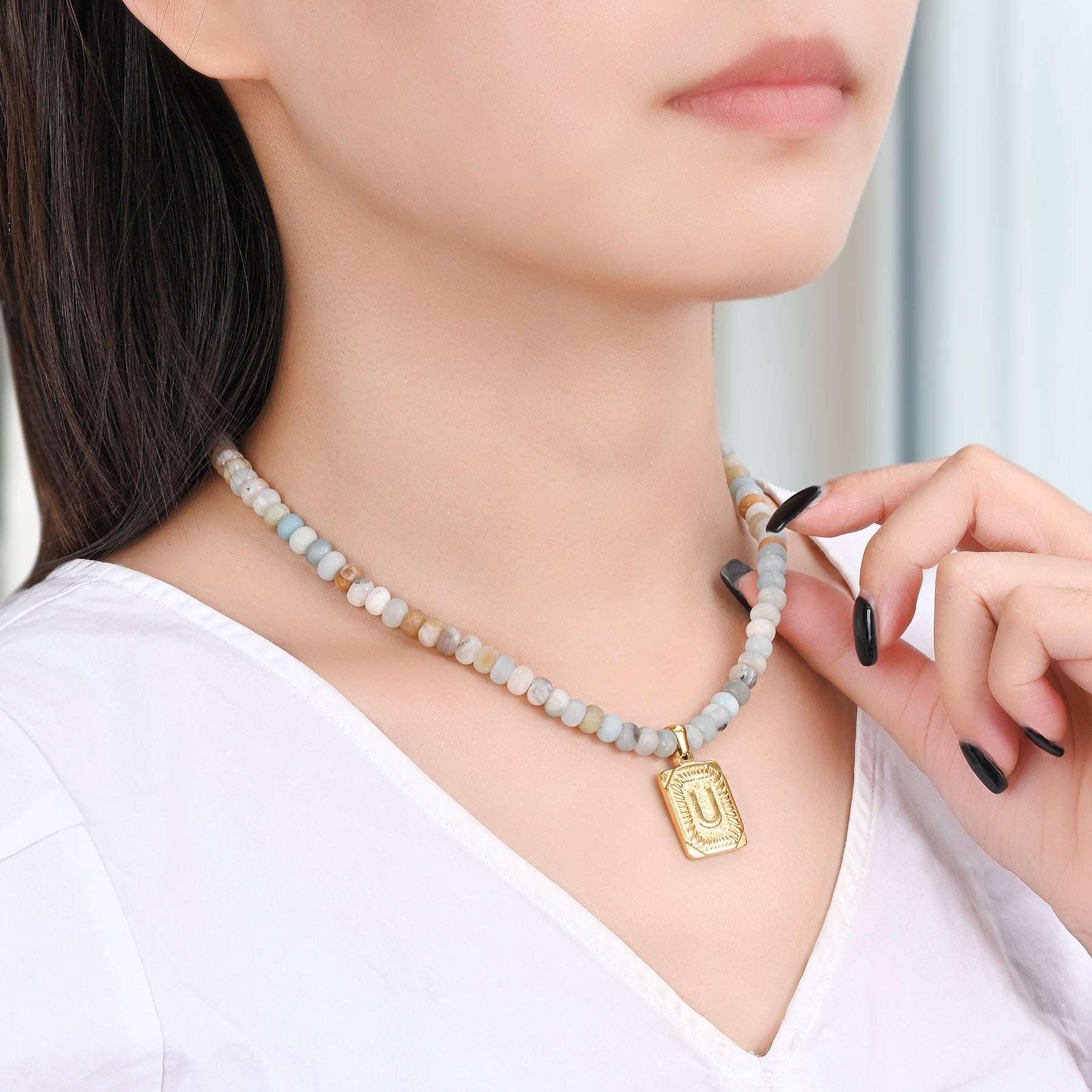 Collar con colgante de letra inicial de amazonita
