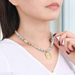 Collar con colgante de letra inicial de amazonita