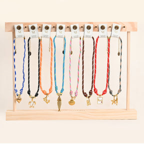 Collar de cuerda con letras burbuja doradas