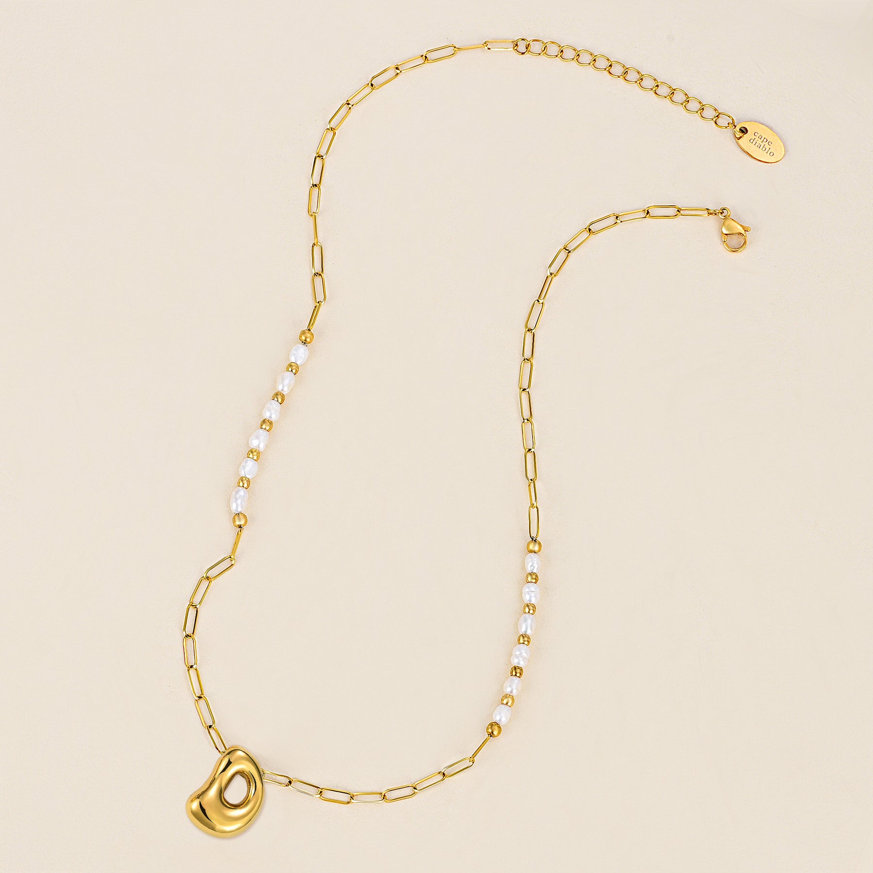 Collar con inicial de burbuja con brillo dorado