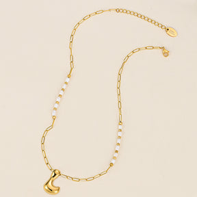Collar con inicial de burbuja con brillo dorado