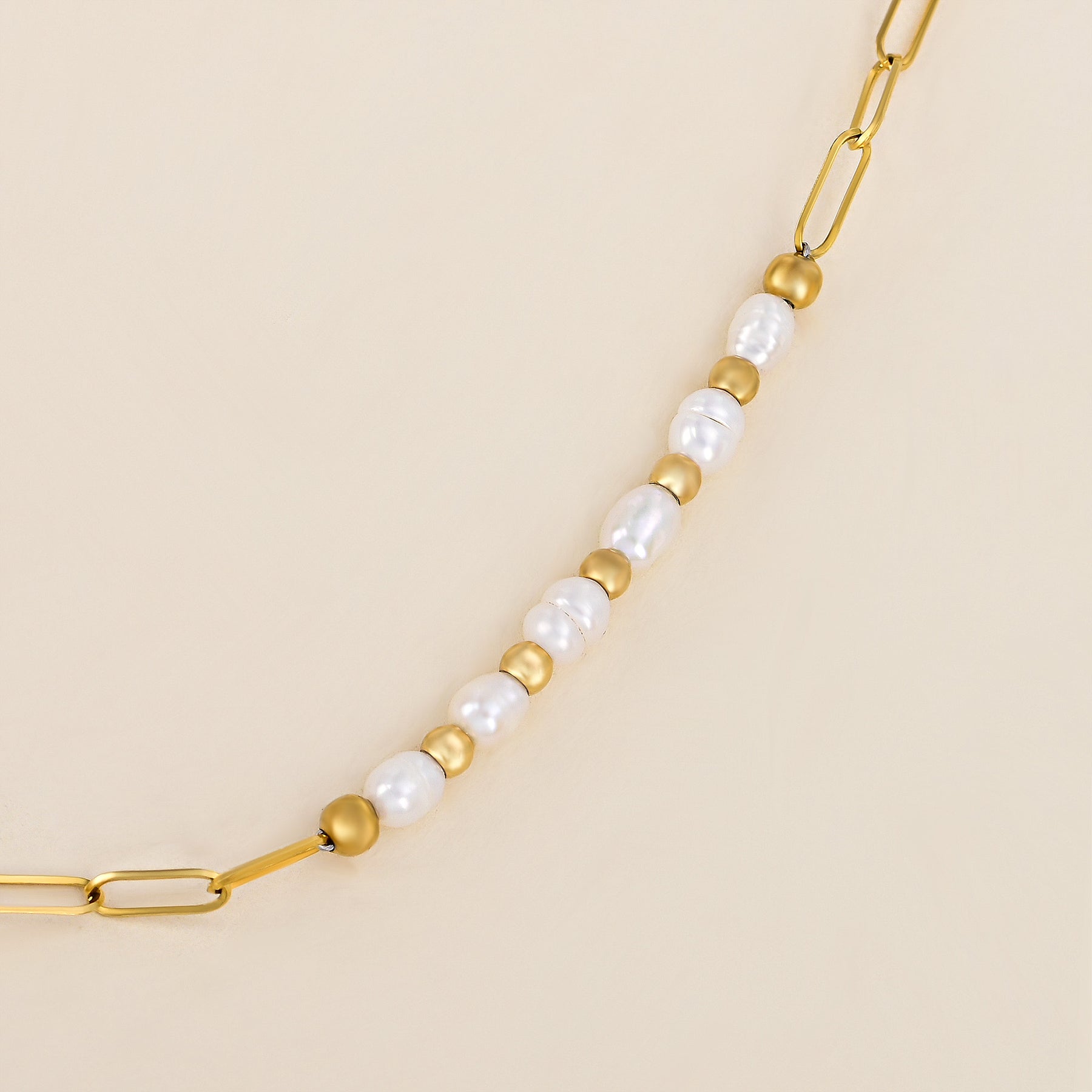 Collar con inicial de burbuja con brillo dorado