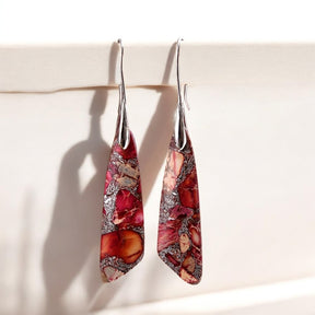 Pendientes antiguos de gancho de regalita roja