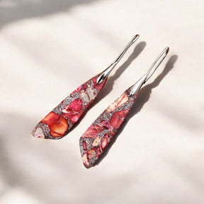 Pendientes antiguos de gancho de regalita roja