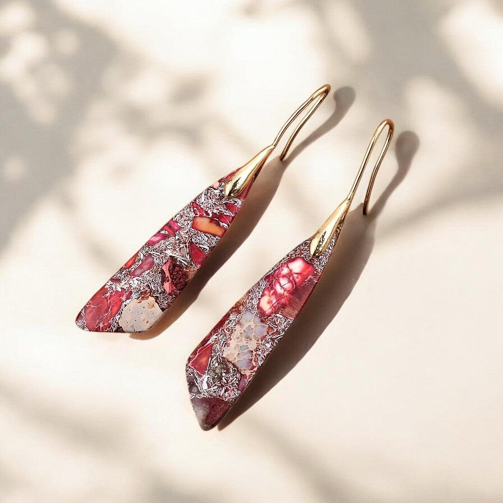 Pendientes antiguos de gancho de regalita roja