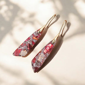 Pendientes antiguos de gancho de regalita roja