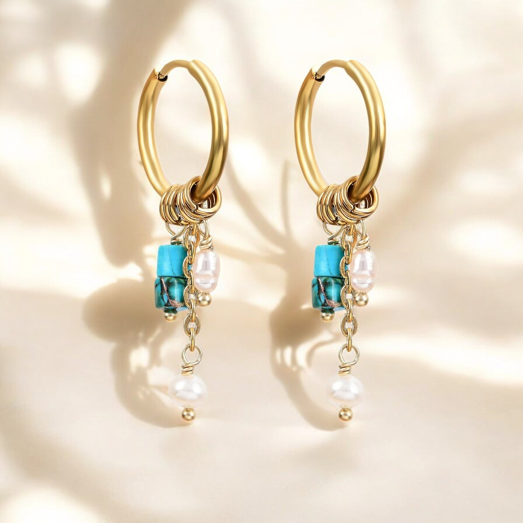 Pendientes de aro con gota de flor en cielo dorado