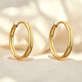 Pendientes de aro dorados brillantes