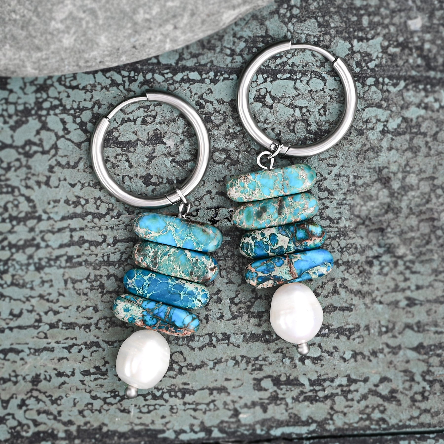 Pendientes colgantes de aro con perla y jaspe azul Ocean Bliss