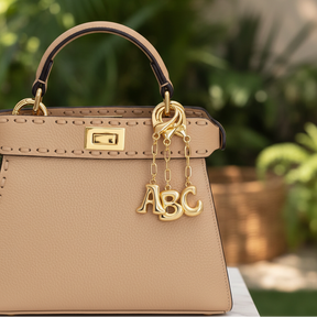 Llavero de letra inicial burbuja y charm para bolso