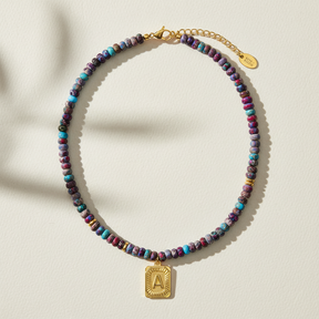 Collar de burbujas con inicial de gema vibrante