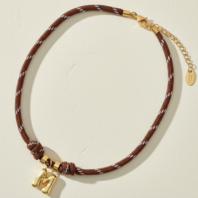 Collar de cuerda con letras burbuja doradas